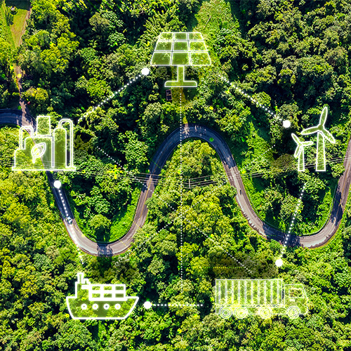 Vogelperspektive Wald mit einer kurvigen Straße. Piktogramme übr Windkraft, Photovoltaik, Bioraffinerie, Schiff und LKW